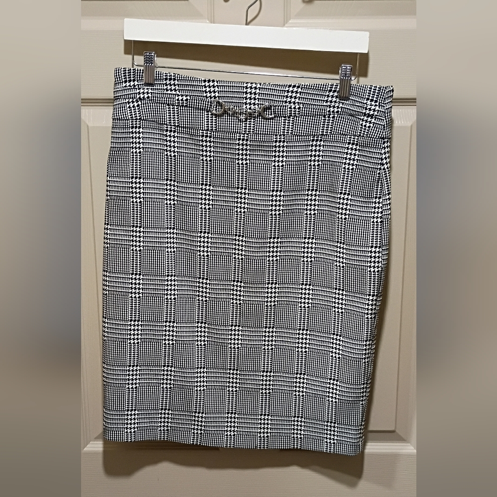 Soho Apparel LG Black and White stretch pencil Skirt Houndstooth Silver Belt